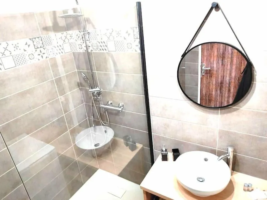 L'Antique SPA: jacuzzi sous patio Orange  0*, Orange (Vaucluse)