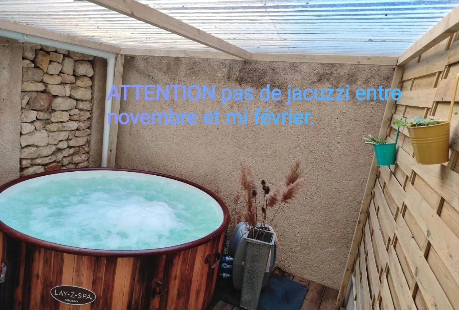 Appartement L'Antique SPA: jacuzzi sous patio Orange